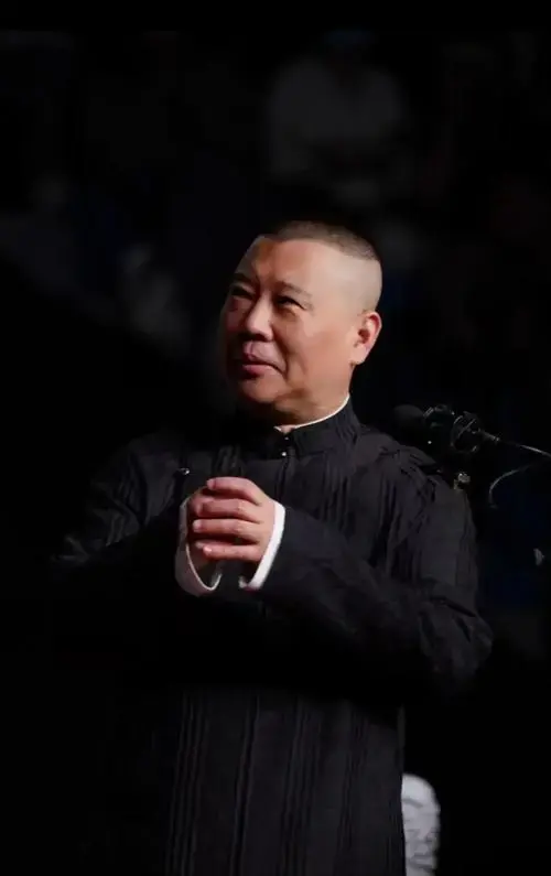 德云社跨年专场震撼收官!郭麒麟携郭德纲再掀笑傲江湖