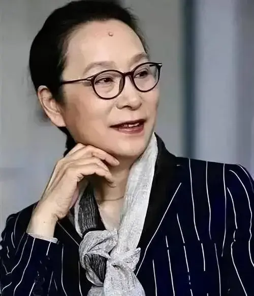 尤其是《留守女士》,可以说是爆火,奚美娟也凭着这部话剧,连获三个
