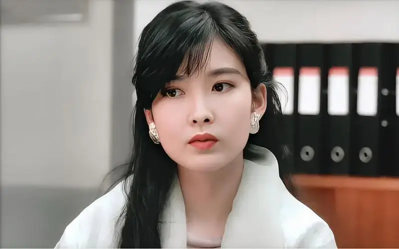 周慧敏经典粤语歌曲《自作多情》节奏慵懒且旋律轻快,让人倍感轻松