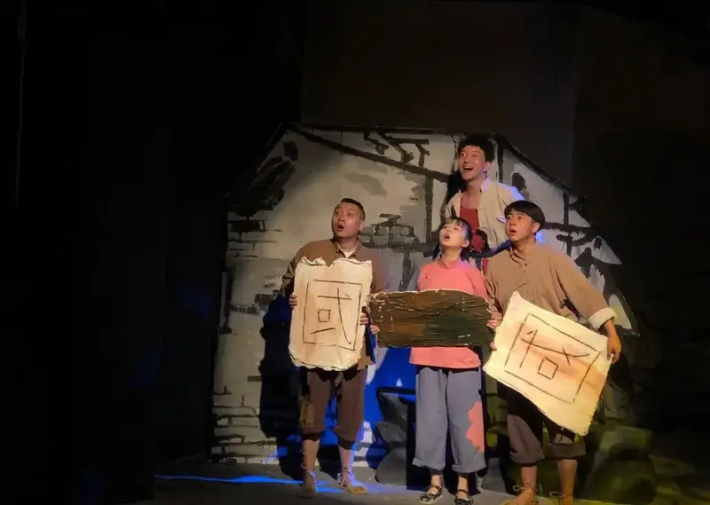 儿童剧​《听来的故事之鸡毛信》改编自孩子们熟悉的故事