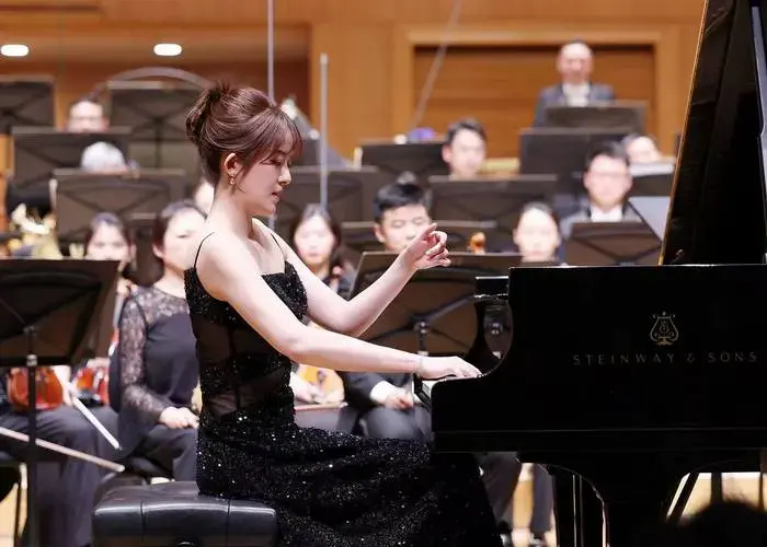 的青年钢琴家,万捷旎始终在个人音乐会的演奏曲目中力求创新与突破
