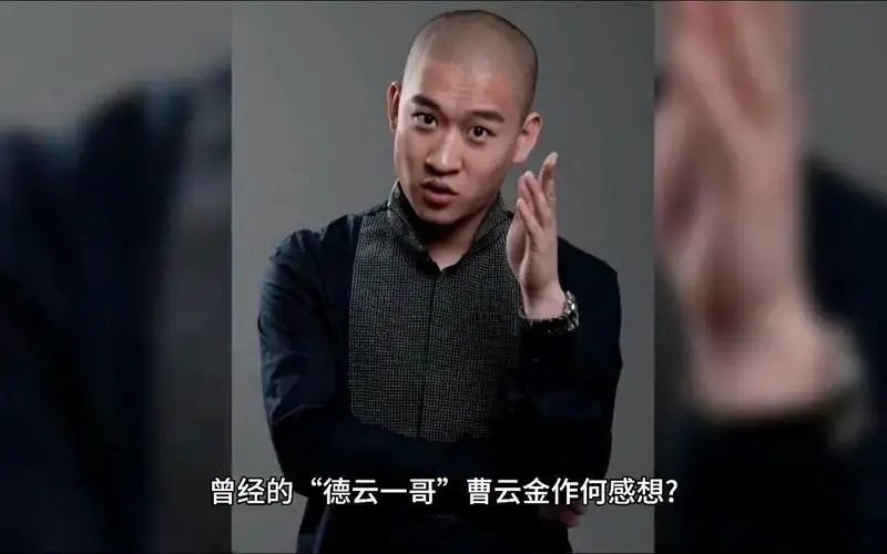 德云社演出最新照片曝光!岳云鹏稳坐中心位,亲密依偎郭德纲身旁