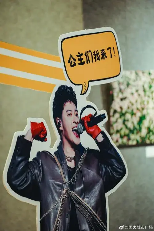 潘玮柏狂爱巡回演唱会#杭州站国大城市广场粉丝应援现场返图来啦!