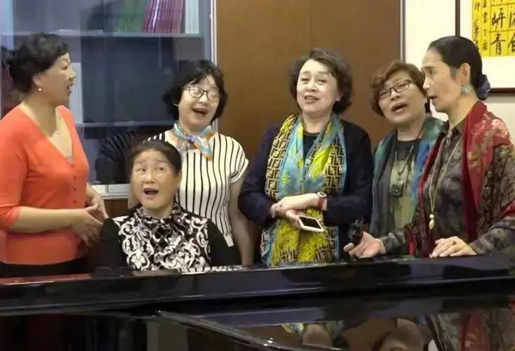 原总政歌舞团老战友聚会,演唱经典歌曲《山楂树》