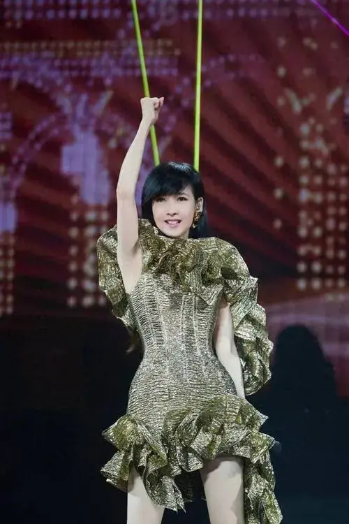 周慧敏演唱会门票滞销,被网友嘲笑过气,本人含泪宣布退休陪老公