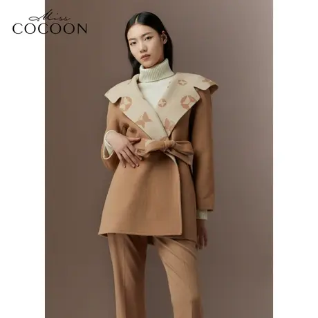 COCOON商场同款2023秋冬新款法式印花大翻领系带绵羊毛呢大衣商品大图