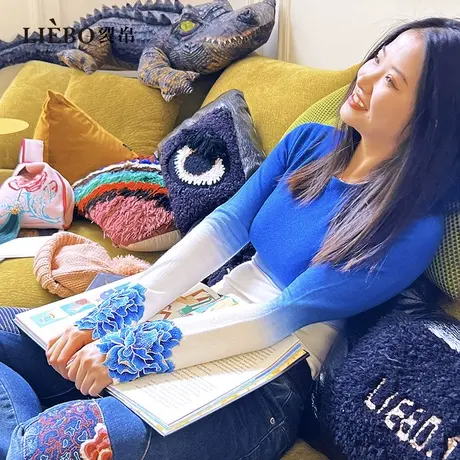 裂帛2023年冬新品原创设计民族风刺绣休闲别致渐变修身圆领毛衣女图片