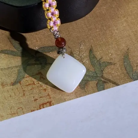 周大生官方天然和田玉小方糖平安无事牌小众轻奢白玉吊坠生日礼物图片