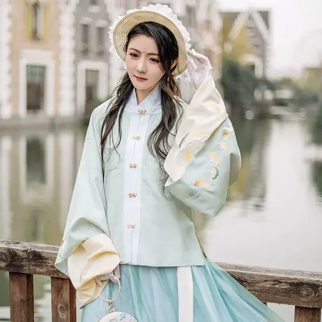 【如梦霓裳丨秋欲来】汉服女圆领半袖银杏小松鼠淡雅原创春季汉服图片