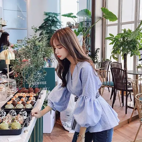 粉红大布娃娃2022新款复古条纹衬衫V领初春女设计感小众上衣超仙商品大图