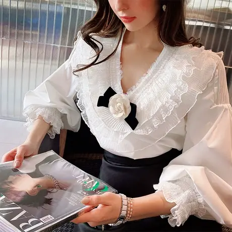 粉红大布娃娃白色花边V领喇叭袖衬衫时尚洋气上衣女2022春季新款商品大图