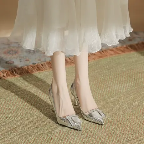 银色高跟鞋女2023年秋季新款水钻方扣设计感小众气质软皮细跟单鞋图片