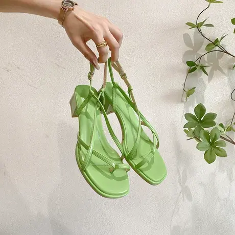 罗马凉鞋女夏仙女风2024年新款高级感一字扣带时装中跟凉鞋ins潮图片