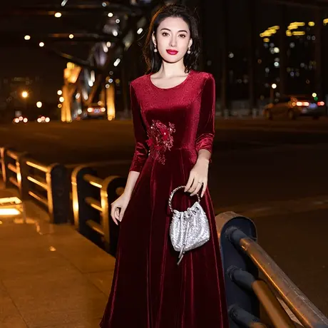 冬季结婚妈妈晚礼服喜婆婆婚宴装丝绒年轻参加婚礼丈母娘年轻洋气图片