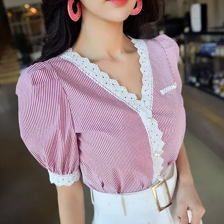 粉红大布娃娃泡泡袖衬衫女2021夏款V领复古港味条纹短袖上衣图片