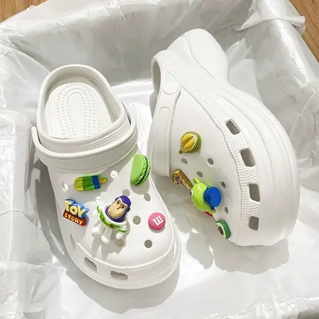 巴斯光年cross洞洞鞋女ins潮夏外穿2023年新款厚底防滑包头凉拖鞋图片