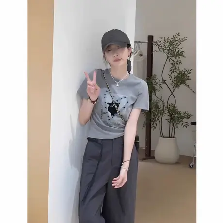 韩系灰色落肩印花绝美短袖t恤女夏季别致短款修身设计感小众上衣图片