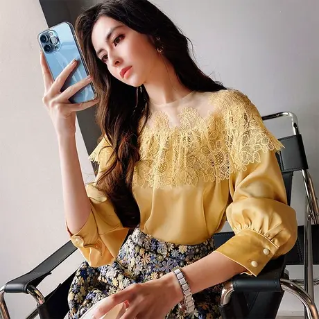 粉红大布娃娃2022新款减龄气质蕾丝缎面小衫圆领纯色百搭衬衫春季商品大图