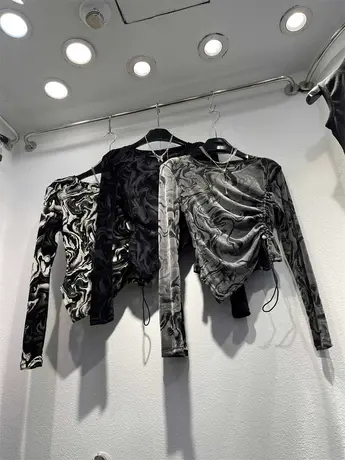 十三行2023秋装新设计感抽绳扎染长袖t恤女修身显瘦圆领套头上衣商品大图