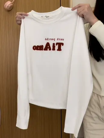 红续植绒字母白色正肩长袖T恤女简约学院风收腰内搭上衣秋冬新款图片