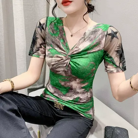 2023夏季新款性感V领扭结T恤女短袖百搭网纱拼接上衣洋气印花小衫商品大图