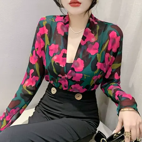 宽松薄款防晒衬衫女雪纺印花长袖2024夏装新款性感低胸V领上衣图片