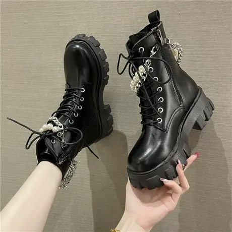 黑色马丁靴女潮ins酷2024秋新款英伦亮皮瘦瘦靴链条珍珠厚底短靴图片