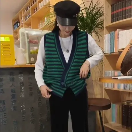 早秋马甲女上衣条纹别致v领设计感小众针织2023年女背心外穿拼色图片