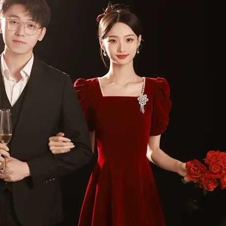 敬酒服新娘2023新款酒红色丝绒礼服女法式方领冬季长袖订婚连衣裙商品大图