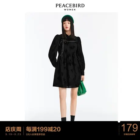 太平鸟国风盘扣连衣裙女秋冬新款黑色提花改良式旗袍新年战袍图片