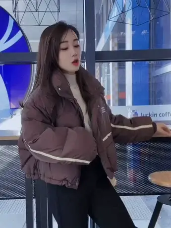 2023新款冬季时尚短款小个子羽绒服女韩版宽松咖色小款面包服外套图片