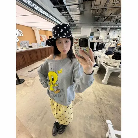 灰色斜肩卫衣女2025早秋小黄鸭印花长袖学院风设计感休闲百搭上衣商品大图