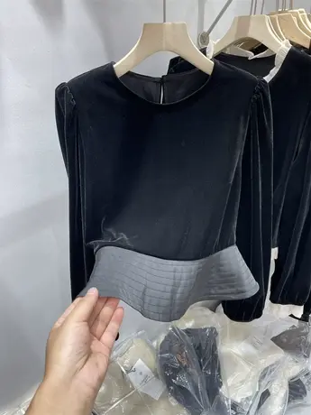 气质圆领拼接金丝绒长袖T恤女2023秋季新款个性漂亮遮肚子上衣潮图片