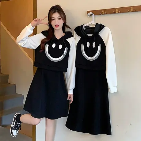 大码连帽拼接笑脸印花连衣裙女春秋新款胖mm收腰显瘦长裙200斤潮图片