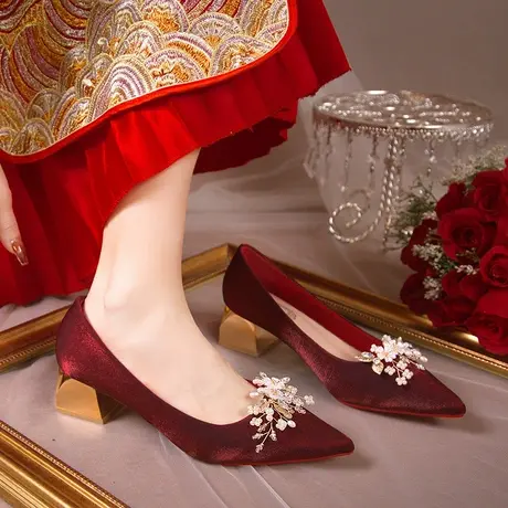 中式尖头婚鞋女新娘鞋秋冬2022新款红色粗跟高跟鞋秀禾珠花伴娘鞋图片