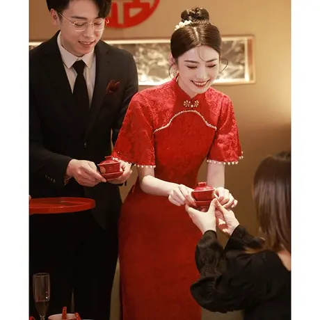 改良新中式红色旗袍新娘敬酒服2023新款夏季订婚连衣裙高级感礼服图片
