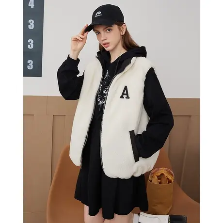 a02仿羊羔毛2023新款冬季黑白撞色字母装饰个性外搭女式马夹商品大图