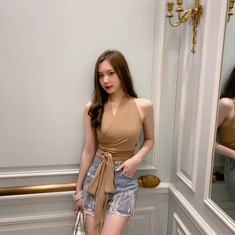 性感V领上衣女小衬2024新款女装夏季ins港风东大门无袖衬衫女气质图片