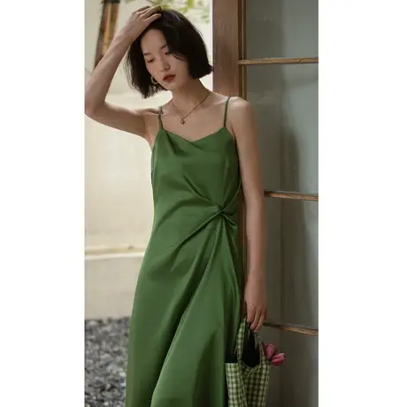 弥古绿色吊带连衣裙高级感法式缎面礼服长裙女夏海边裙子三亚度假图片