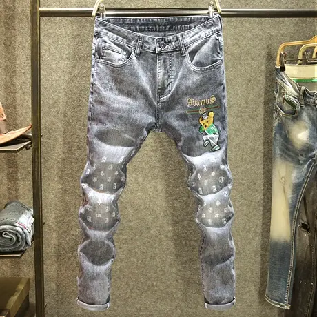高端小熊刺绣牛仔裤男夏季薄款修身小脚裤烟灰色欧货潮牌印花长裤商品大图