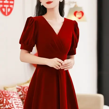 酒红色敬酒服新娘小个子简单大气V领平时可穿订婚礼服女夏连衣裙商品大图