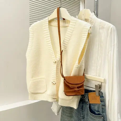 唐狮秋冬简约仿牛角扣设计V领毛衣开衫马甲女春秋外穿高级感TD图片