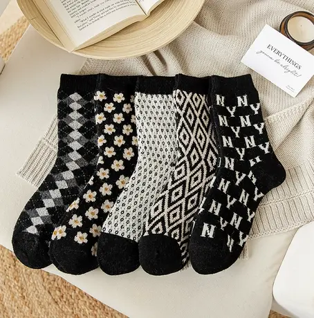 羊毛袜子女冬季加厚保暖中筒袜黑白菱格复古袜子诸暨袜子一件代发商品大图