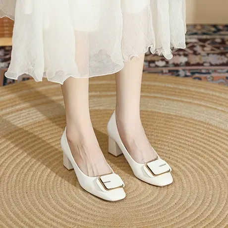 方头粗跟单鞋女2023新款中跟法式玛丽珍鞋方扣亮皮粗跟百搭高跟鞋图片