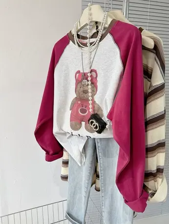 2024春季多巴胺女装卡通熊印花拼色圆领上衣火龙果色插肩长袖T恤图片