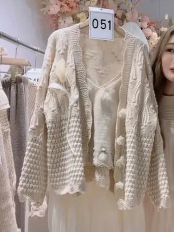 奶系小众设计感针织衫2023秋冬新款气质百搭立体山茶花两件套开衫图片