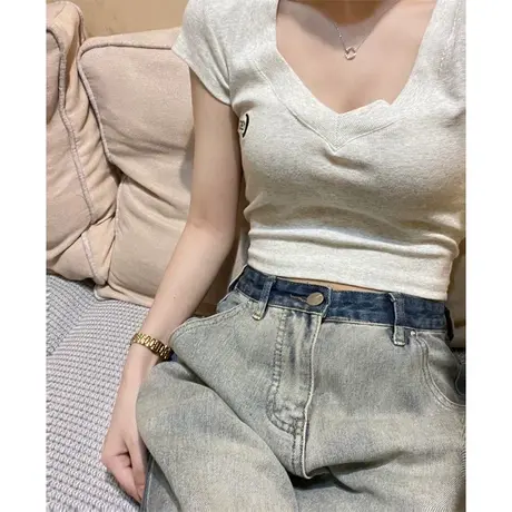 V领刺绣短袖正肩T恤女装夏季新款设计感甜辣妹短款修身别致上衣潮商品大图