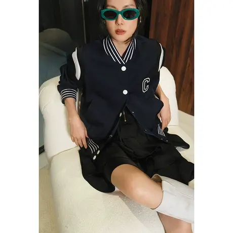 2024春季新大牌时尚休闲款棒球服复古学院风C字刺绣外套图片