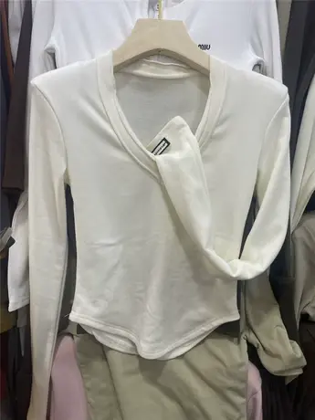 设计感韩版修身v领贴标长袖T恤女冬纯色内搭显瘦时尚休闲打底衫商品大图