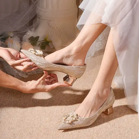 婚鞋女粗跟新娘鞋秀禾主婚纱两穿2023年新款金色孕妇水晶鞋不累脚商品大图